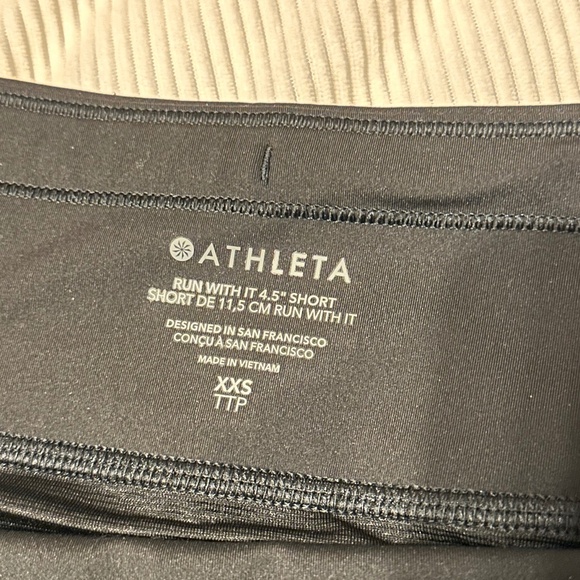 Athleta run with it 4.5" shorts - Picture 4 of 6